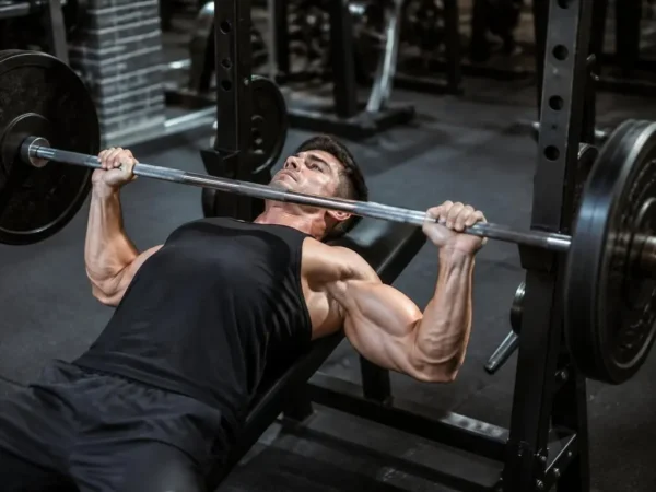 Errores comunes al entrenar pecho que frenan tu progreso real