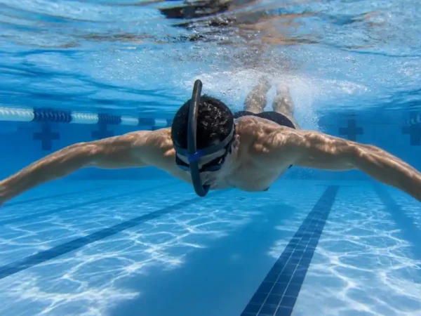 Rutinas con tubo frontal de natación para mejorar resistencia